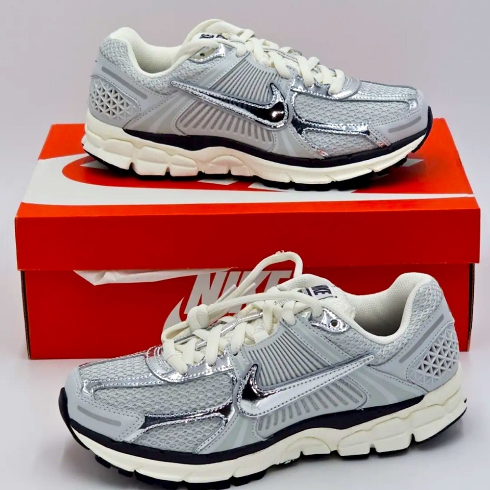 🪙📎🖇️ NIKE ZOOM VOMERO 5 METALLIC SILVER 📐🛸🗑️ - Picture 1 of 7